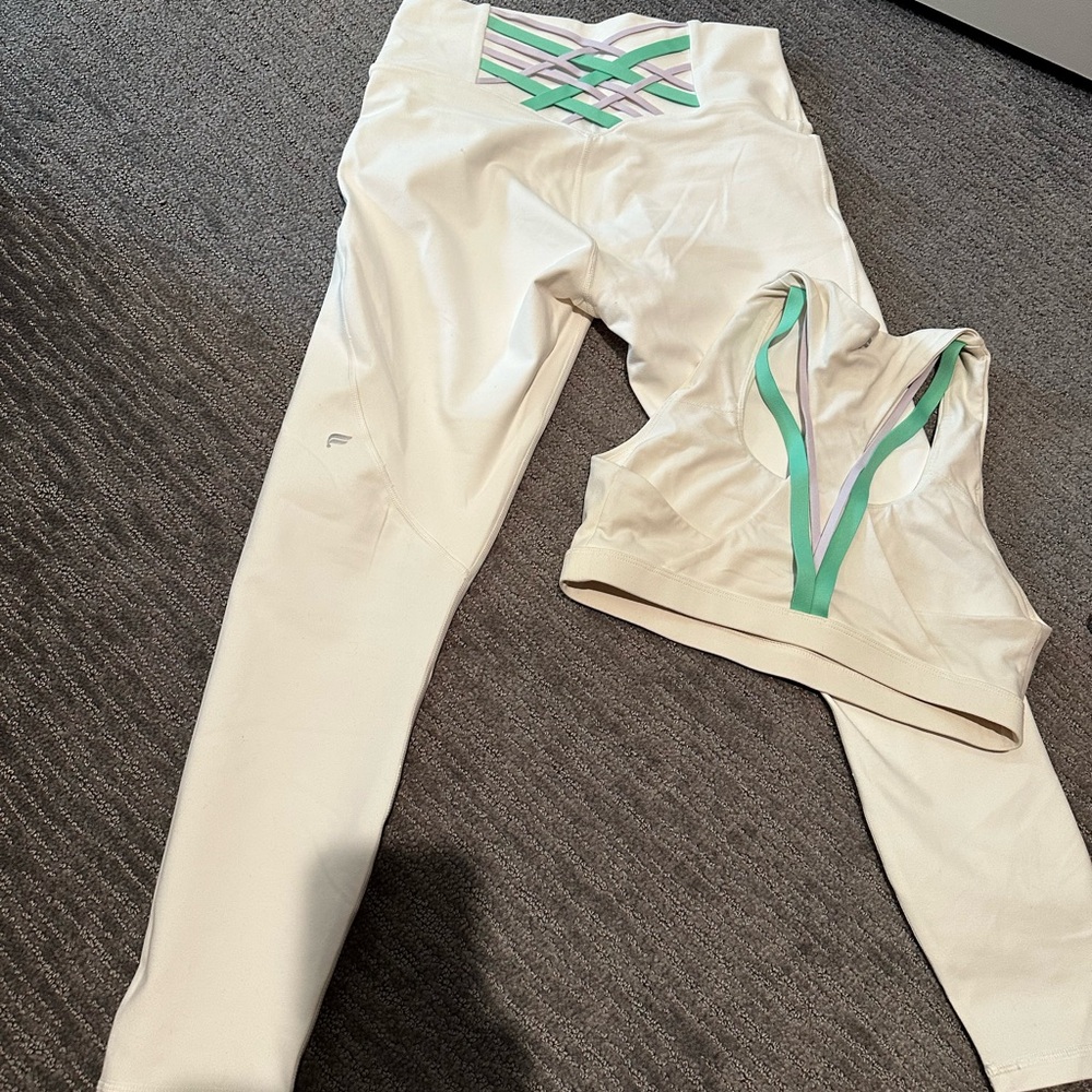 Fabletics Powerhold Set
Like new.